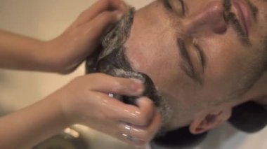 Baş masajı alma ve Kuaför Salonu saç yıkama hipster adam kapatın. Kuaför yıkama baş Kuaför Salonu genç adam. Baş erkek salon shampooin ile yıkama. Erkek saç bakım kavramı.