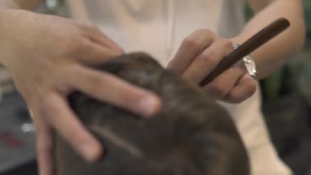 Barber frisyr med rakning rakhyvel i manliga salong. Frisör med rakkniv för raka hår. Närbild av Frisör rakning hår i frisörsalongen. Manliga frisyr koncept. — Stockvideo