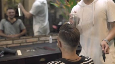 Saç spreyi ve tarak için Son'u erkek saç modeli kullanarak berber. Kuaför saç modeli sakallı adam için erkek salonda yapma. Kuaför stil adam saç berber dükkanı. Erkek saç modeli kavramı.