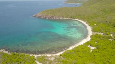 Deniz plaj ve Yeşil Cennet plaj turkuaz su hava manzara orman. Üstten görünüm turkuaz coast okyanus ve sandy. Deniz Körfezi ve mavi su dron görünümü.