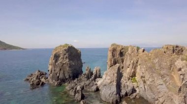 Dağ cliff ve mavi deniz üzerinden uçak uçan hava manzara su. Turkuaz deniz manzarası ve su arka planda güzel kayalık uçurum. Okyanus ve kayalık ada üst görüntüleme.