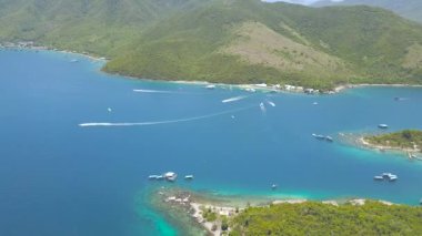 Havadan görünümü deniz gemi yeşil ada peyzaj koyda yelken. Yelkenli tekne ve mavi deniz gölünde parasailing. Uçak uçan gelen güzel okyanus görmek.