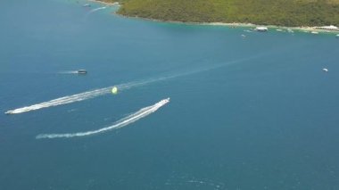 Mavi deniz uçağı görünümünde parasailing. Defne deniz turkuaz suda hava atış Yelkenli tekne. Güzel manzara mavi lagün ve resort beach.