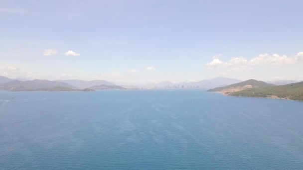 Blauer Meerblick, Berge und Inseln in der Stadtlandschaft. Luftaufnahme Meereslandschaft und Stadt an der Skyline. Drohnenblick Meer und grüne Inseln. — Stockvideo