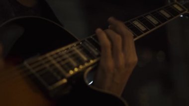 Rock müzik konser sahne alanı'nda gitarist. Eller akustik gitar müzik müzisyen kapatın. Gitarist melodi iplerde çalış..