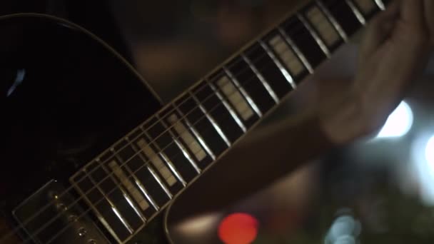 Guitarrista tocando melodía en concierto de música. Cerca de manos de músico tocando en la guitarra acústica. Guitarrista toca música en cuerdas . — Vídeo de stock