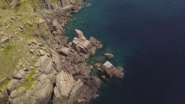 Montagne falaise et mer bleue vue aérienne. Belle côte rocheuse et vue transparente sur l'eau de l'océan depuis un drone volant. Vue de dessus paysage marin turquoise .