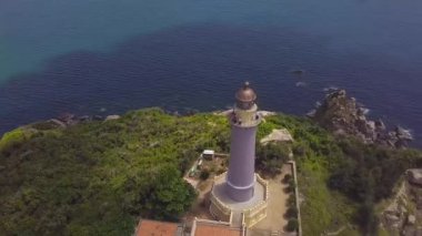 Deniz feneri dağ cliff ve yelken dron görünümü gemi. Hava manzara deniz ışık ev yeşil dağ ve turkuaz su Yelkenli tekne.