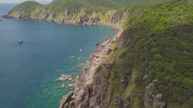 Manzara Dağ cliff ve deniz gemi yelken mavi dron görünümünde. Güzel manzara dron üzerinden ufukta mavi deniz ve kayalık uçurum yelkenli gemi.