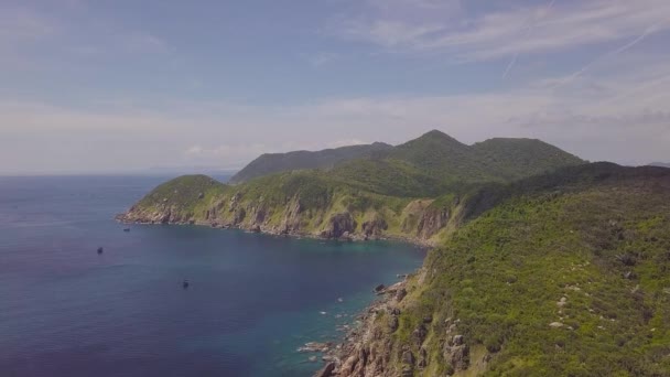 Vue aérienne des navires naviguant dans la mer bleue et le paysage de montagne vert. Vue sur drone voiliers en mer et falaise rocheuse à l'horizon .