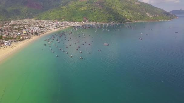 Vista aérea veleiros de pé no estacionamento em mar azul. Barco de pesca bela paisagem no porto do mar e paisagem de montanhas verdes . — Vídeo de Stock