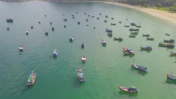 Vissen, boten en varen schepen in blauwe zeewater bij parkeren luchtfoto landschap. Drone uitzicht zee boten en zeilschepen in parkeergarage. — Stockvideo