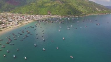 Gemi ve deniz defne duran balıkçı teknesi ve mavi su ve yeşil dağların hava manzara. Gemi deniz Limanı'nda yelken dron görünümü