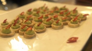 Olay partisinde beyaz tabakta yemek aperatifler. Parti masada iştah açıcı atıştırmalıklar kadar tatil akşam saatlerinde kapatın.