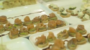 Lezzetli aperatifler ve kanepe olay partisinde masada. Parti masada iştah açıcı atıştırmalıklar kadar tatil akşam saatlerinde kapatın.