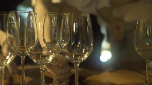 Copas de vino de pie en la mesa de fiesta en el restaurante de cerca. Vaciar copas de vino en la mesa del evento en la noche de vacaciones . — Vídeo de stock