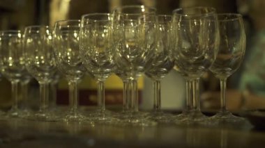 Restoranda parti masada duran boş şarap bardakları kapatın. Partide içki içtiğim için masada açık ayaklı büyük kadehler.