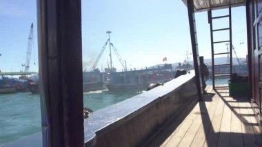 Liman yelkenli gemi. Yolcu tekne deniz limanda gemi yelken kurulu görüntülemek.