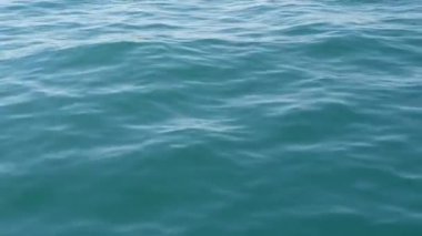 Mavi deniz yüzeyi kapatın. Su yüzeyi yumuşak deniz dalgaları. Turkuaz mavi derin su okyanus arka plan.