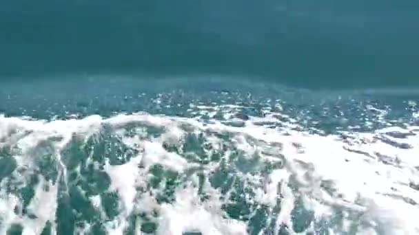 Spur Wasser blaue Meeresoberfläche hinter schwimmendem Schiff aus nächster Nähe. Spur Meerwasser mit Schaum und Wellen, Lecks, Blasen, Spuren nach dem Segelboot. — Stockvideo