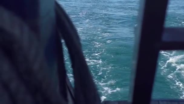 Trilha de água azul mar surfaceview de barco à vela de perto. Trilha de água do mar com espuma e ondas, derramamentos, bolhas, respingo após navio flutuante . — Vídeo de Stock