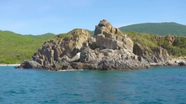 Kayalık uçurum ve deniz manzara mavi su. Mavi deniz cliff kıyısında su ve dağ. Kayalık dağ okyanus manzara.