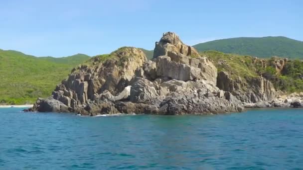 바위 절벽 그리고 푸른 물 바다 풍경입니다. 푸른 바다 물과 산 절벽에. 바다 풍경에 록 키 마운틴. — 비디오