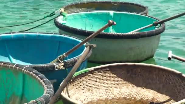 Barcos redondos com remos para flutuar e pescar na água do mar de perto. Barcos vietnamitas tradicionais para pescar e flutuar no mar azul . — Vídeo de Stock