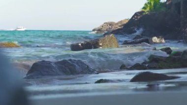 Deniz su kayalık plaj tropikal Adası'nda sıçramasına dalgalar. Su dalgalar okyanus kıyısında sıçramasına. Güzel deniz dalgaları taşlı kıyısında.