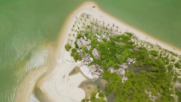 Letecká krajina moře vodu a zelený ostrov. DRONY pohled shora tropický ostrov v moři. Krajina z létající DRONY. — Stock video
