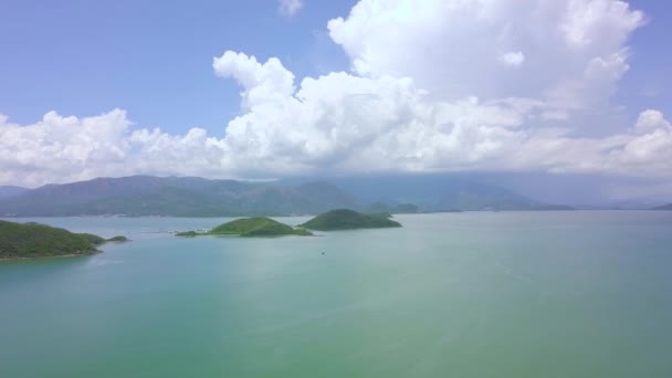 Luchtfoto landschap groene eilanden in zee water en blauwe hemel met witte wolken. Drone uitzicht zee tropisch eiland en de blauwe hemel op zomerdag. — Stockvideo