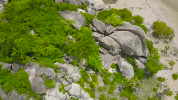 Vista aérea grandes rocas en la isla verde en el mar. Vista del paisaje desde el avión no tripulado volador sobre la isla rocosa y la orilla arenosa en agua de mar . — Vídeo de stock