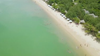 Dinlenme ve yaz plaj havadan görünümü denizde yüzme turist insanlar. Deniz plaj rahatlatıcı ve yaz tatili turkuaz suda yüzen insanlar. Drone görünümü.