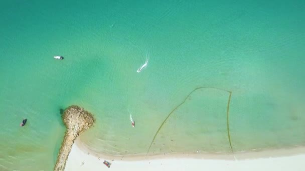 Barche a vela in mare e spiaggia sabbiosa in resort hotel drone vista. Piscina vista aerea in hotel resort di lusso sulla spiaggia di mare. Spiaggia di sabbia sull'isola tropicale . — Video Stock