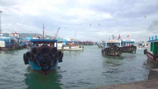 Nha Trang, Vietnam - Temmuz, 2018: insanlar ile yolcu tekne deniz cruise sonra seaport geldi. Deniz gemi ve tekneler limanda Park yerinde yelken. — Stok video