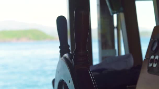 Stuurwiel van het zeilschip in kapitein brug close-up. Het schip van wheeel van zeilboot op blauwe zee landschap. — Stockvideo