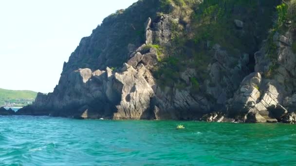 Acantilado de montaña e isla rocosa en mar azul, vista desde velero. Agua de mar azul y acantilado rocoso. Montaña rocosa y olas del océano turquesa . — Vídeo de stock