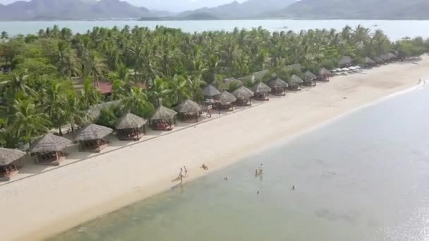 Gente turística en la playa de verano de lujo en la isla tropical vista aérea. Playa de mar con descanso turístico y natación en verano vista drone vacaciones . — Vídeos de Stock