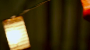 Kutlama tatil için kağıt garland parlak Noel ışıkları kapatın. Işıklı Noel ışıkları veya yeni yıl garland tatil dekorasyon için.