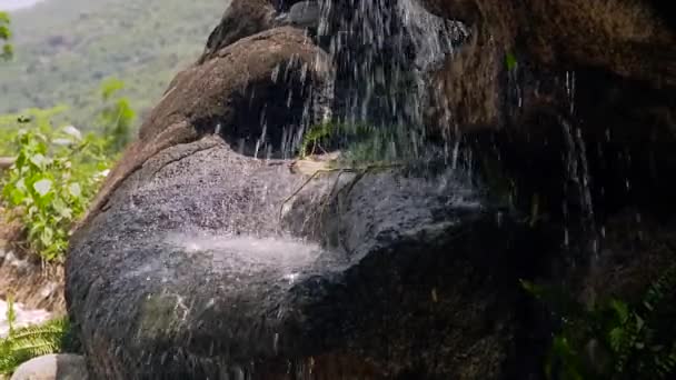 A corrente de água na cachoeira que flui em pedras fecham. Fluxo de água em câmera lenta do rio da montanha salpicando da cachoeira rochosa . — Vídeo de Stock