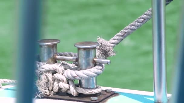 Corde sur le pont du navire naviguant dans un fond bleu d'eau de mer. Fermez la corde à bord d'un voilier dans l'océan. Navigation, navigation, transport maritime et équipement . — Video