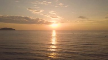 Deniz su, dron görünümü üzerinde gökyüzü akşam içinde altın günbatımı. Sabah gökyüzü, altın ışığında deniz suyu yansıtan güzel gündoğumu. Hava manzara sabah erken yaz sahilde.