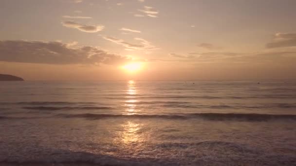 早晨日出在海水上的夏季海滩无人机视图。五颜六色的日出在早晨的天空和海, 船航行背景, 空中风景. — 图库视频影像