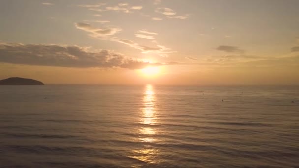 Golden sunset in evening sky over sea water, drone view. Beautiful sunrise in morning sky, golden sunshine reflecting in sea water. Aerial landscape early morning on summer beach. — Stock Video