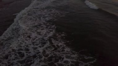 Kumsalda sabah gündoğumu sırasında sıçramasına dalgalar deniz görünümü robot. Hava manzara su dalgalar okyanus plaj akşam günbatımı süre.