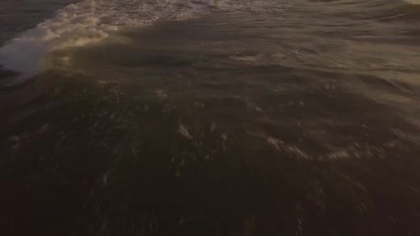 Ondas de água salpicando na costa do mar, enquanto amanhecer cedo vista drone. Paisagem aérea de drone voador sobre ondas de água do mar durante o pôr do sol da noite . — Vídeo de Stock