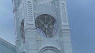 Mimarisi top dini haç ile Katolik Katedrali kule. Katolik kilise ile çapraz arka plan bulutlu gökyüzü kule. Gotik tarzda bina eski dini mimari.