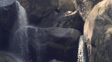 Yağmur ormanlarında dağ şelale. Dağ orman içinde taşlar üzerinde akan şelale su akış. Kayalık uçurum su akışı.
