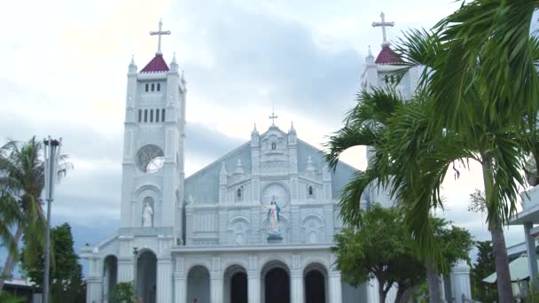 Gevel katholieke kathedraal met beeld Maagd Maria en Jezus Christus. Religieuze architectuur katholieke kerk met kruisjes en beeld Heilige Maagd Maria. — Stockvideo