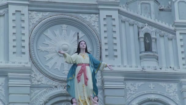 Statua Santa Vergine Maria e angeli sulla facciata cattedrale cattolica. Architettura religiosa Chiesa cattolica con statua Gesù Cristo e angioletti . — Video Stock